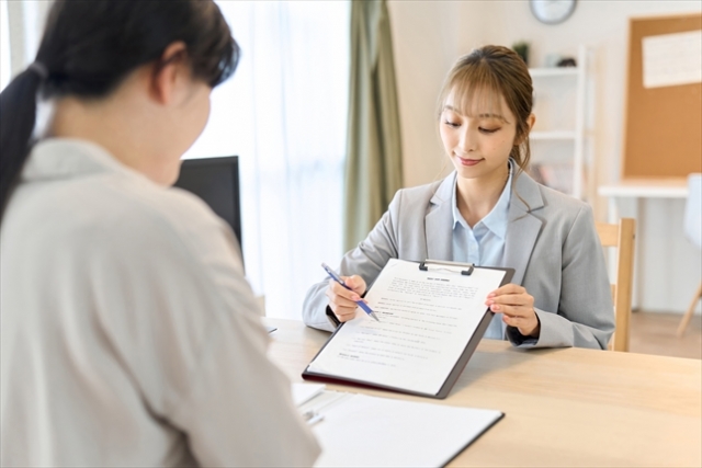女性スタッフが営業許可申請書を持って相談している画像