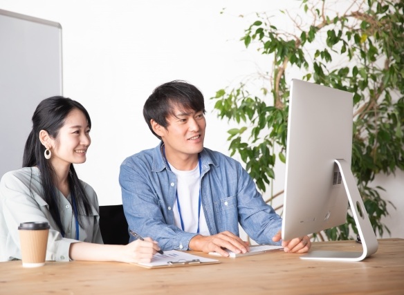 スタッフがお客様に相談対応している画像